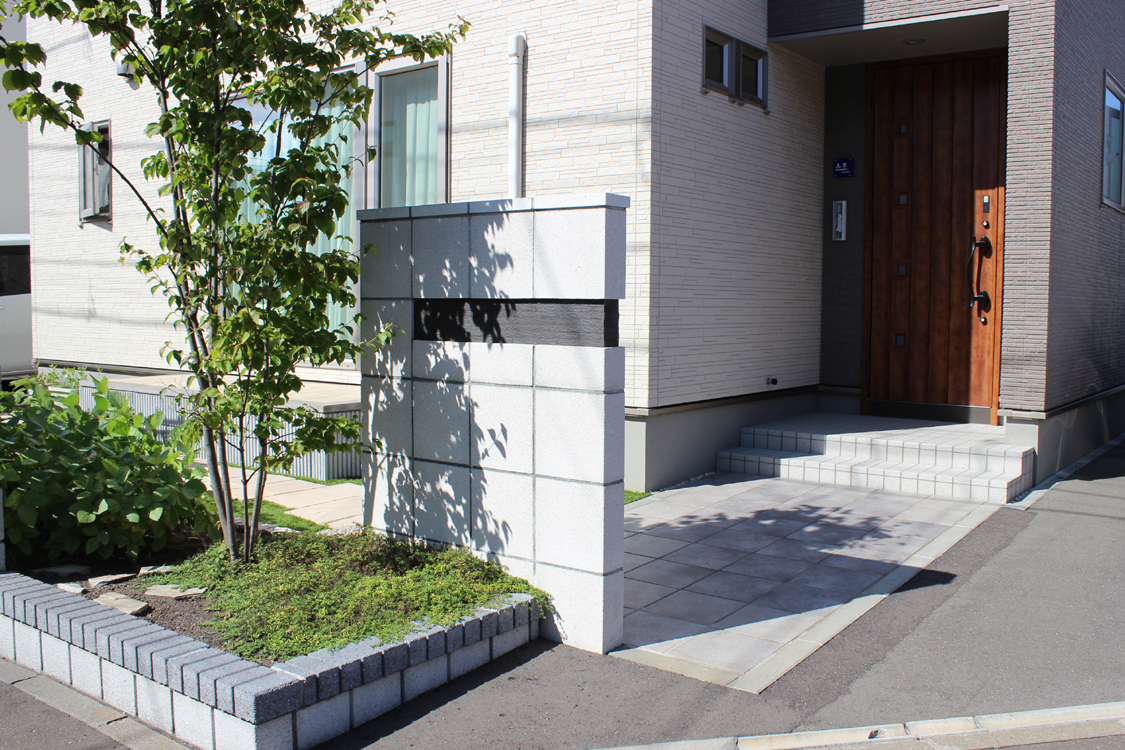 札幌市北区｜ホワイトブロックとブラウンタイルを組み合わせたシンプルウォール