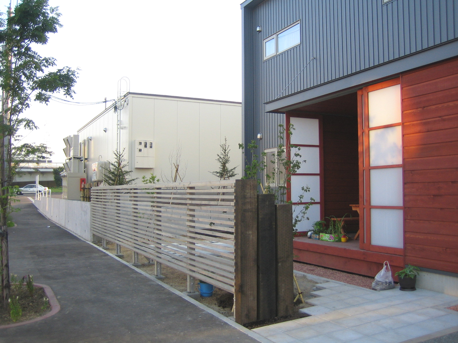 住宅デザインに合わせ横木でブラインドしたウッドフェンス