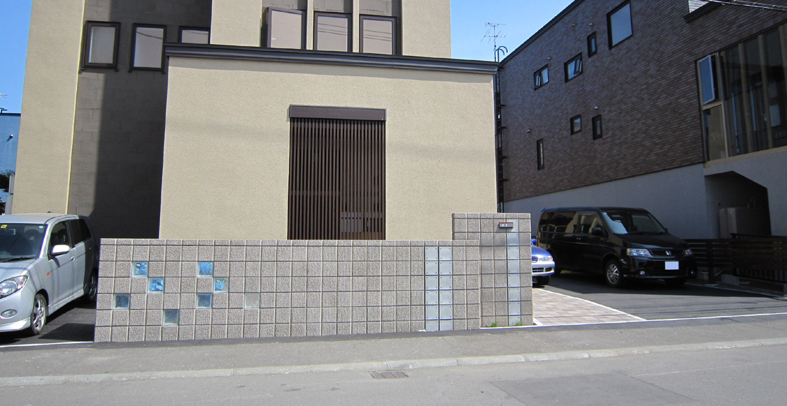 札幌市手稲区｜コンクリートとガラスのブロックでデザインした塀のあるファザード空間