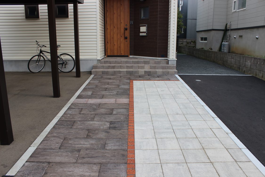 札幌市手稲区｜車を乗り入れるアプローチを木彫コンクリート平板とインターロッキングで施工