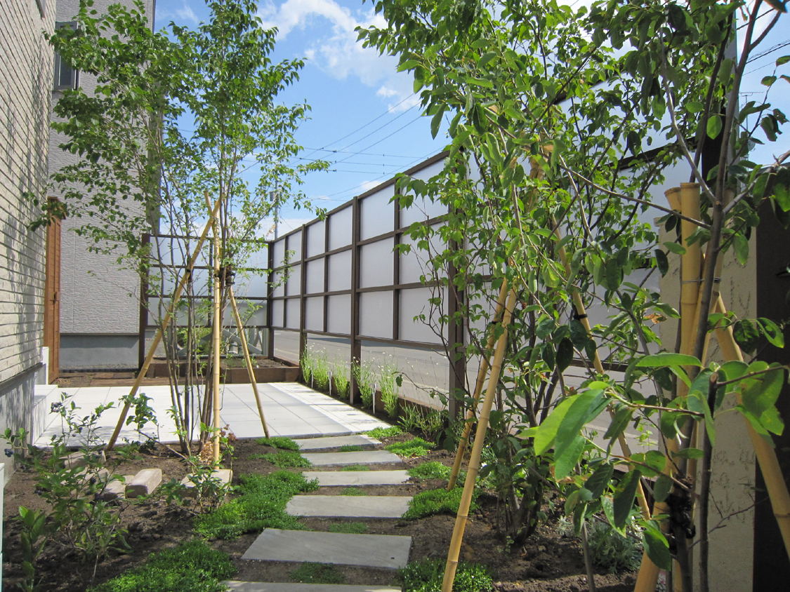 札幌市北区｜エバースクリーンフェンス、樹木、平板を配置したガーデンスペース