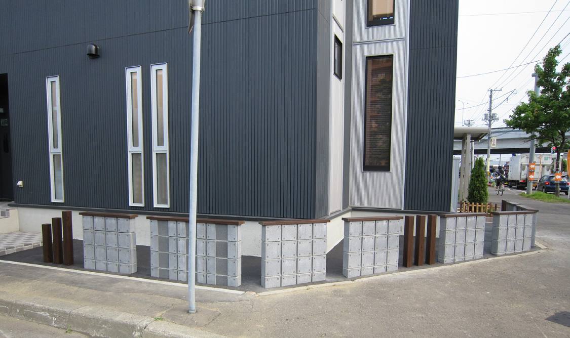 札幌市東区｜建物を囲むモダンなソリッドストーンのブロックウォール