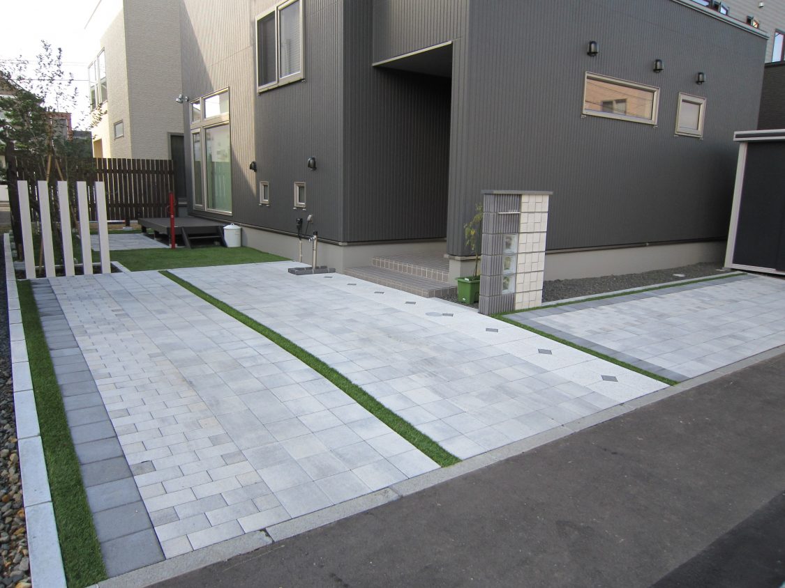 札幌市北区｜住宅に合わせ、インターロッキングでデザインしたモダンなカースペース