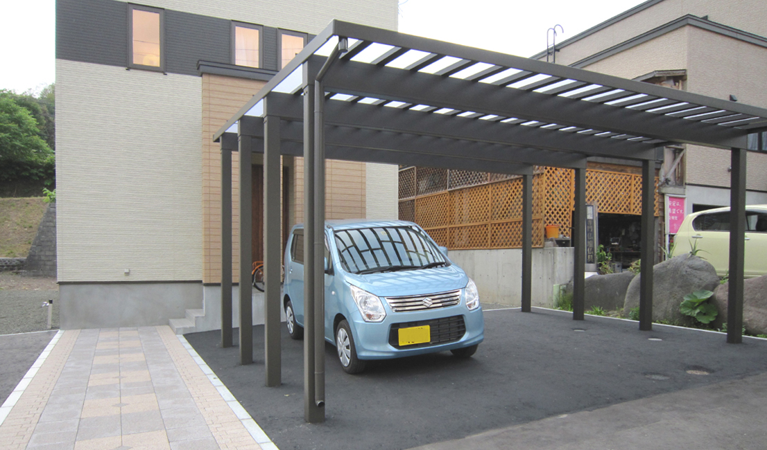 札幌市南区｜玄関前に設置されたポリカーボネート屋根付きの駐車スペース