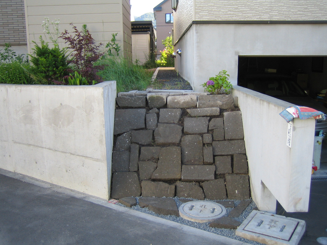 札幌軟石で土留めしたレンガ階段のあるアプローチ