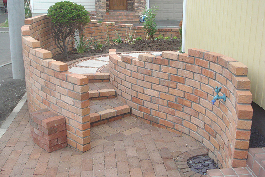 曲線美の美しい、レンガウォールと階段のあるファザード空間