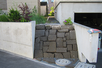 札幌軟石で土留めしたレンガ階段のあるアプローチ