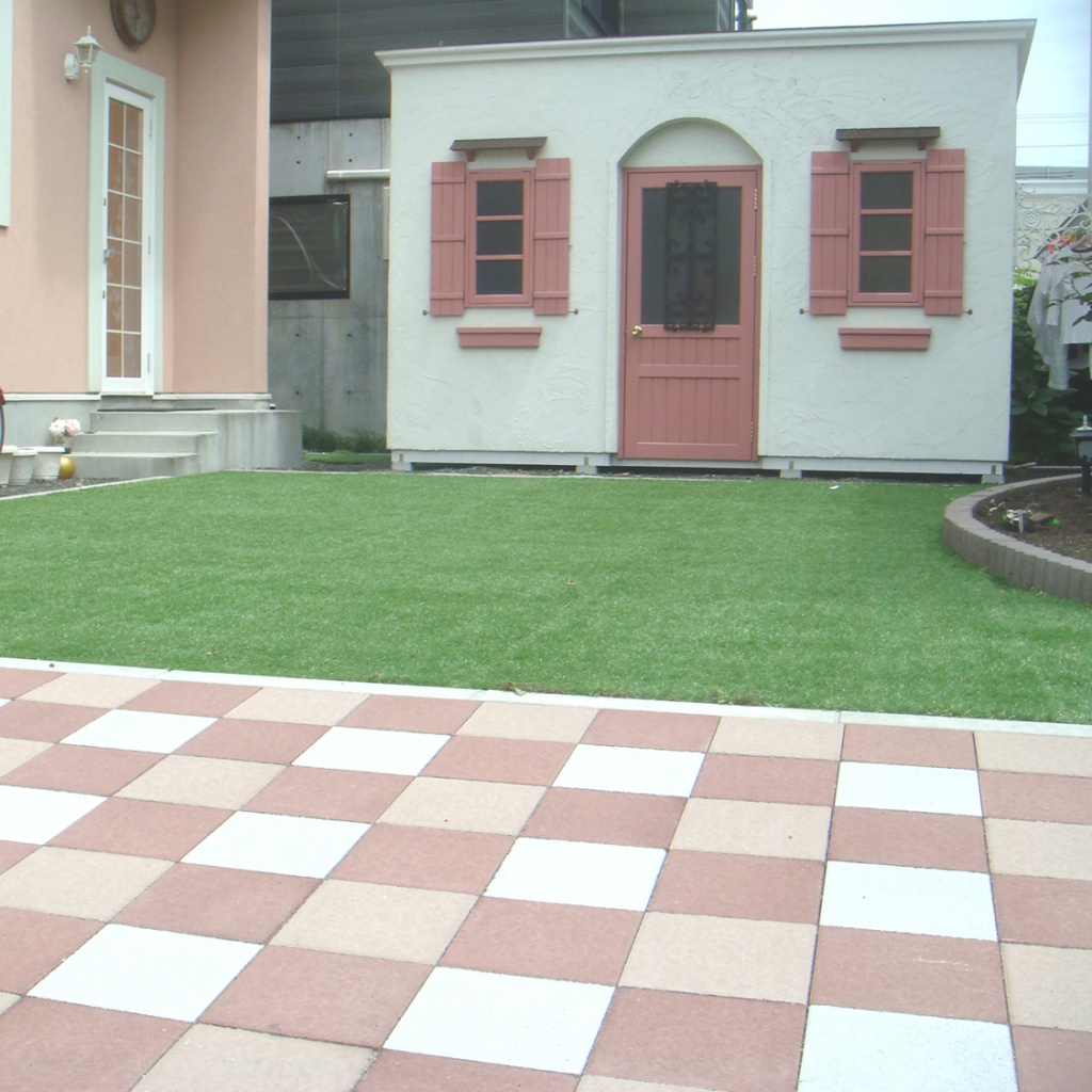 札幌市白石区｜ギンガムチェックデザインの芝生に馴染むエクステリア空間