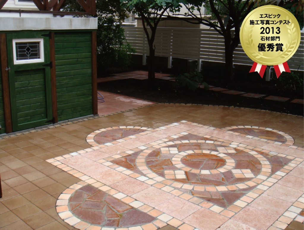 札幌市北区｜【受賞】物置とウッドフェンスで囲まれた中庭をタイル調自然石でデザイン