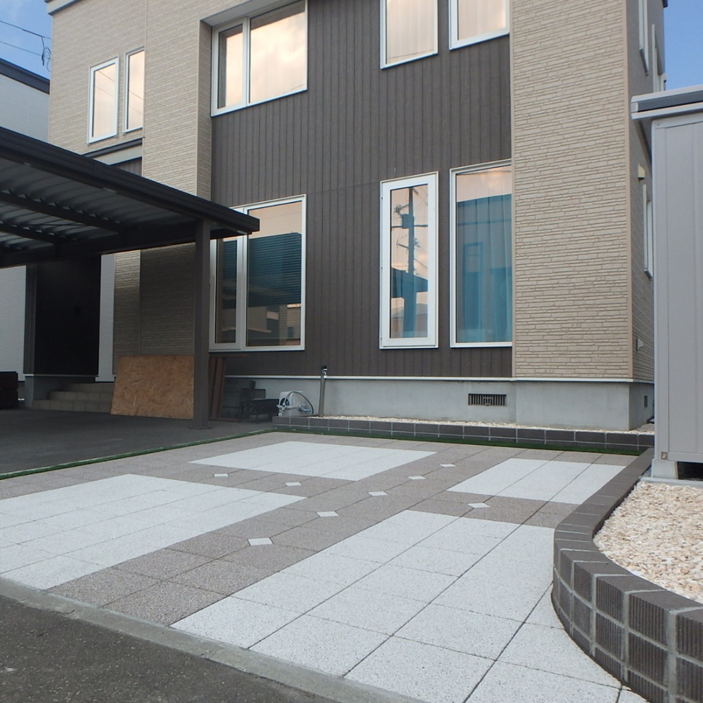 札幌市手稲区｜芝生部分をクロスデザインの駐車スペースに！