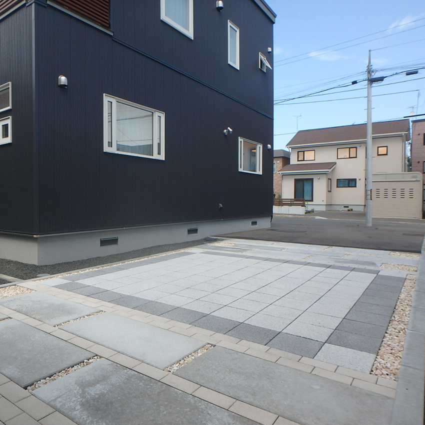 札幌市北区｜インターとコンクリート平板を組み合わせた、BBQ＆お客様用駐車スペース