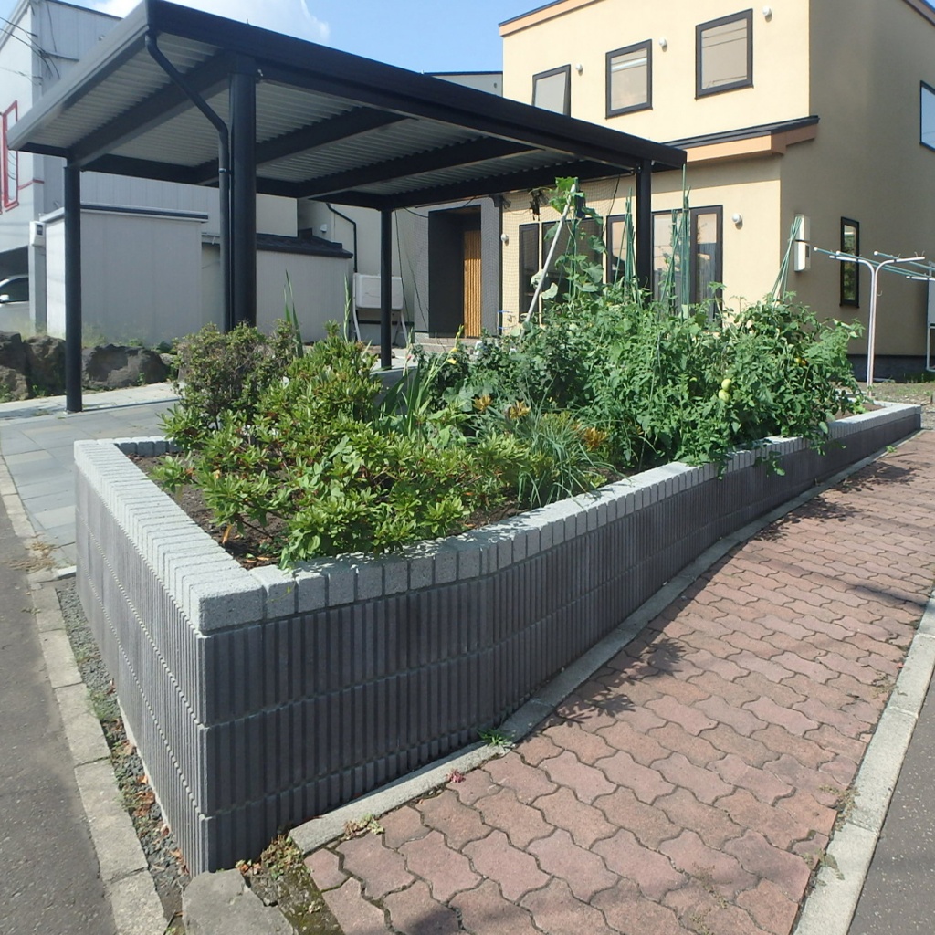 札幌市手稲区｜既存の石組花壇をブロックでリニューアル