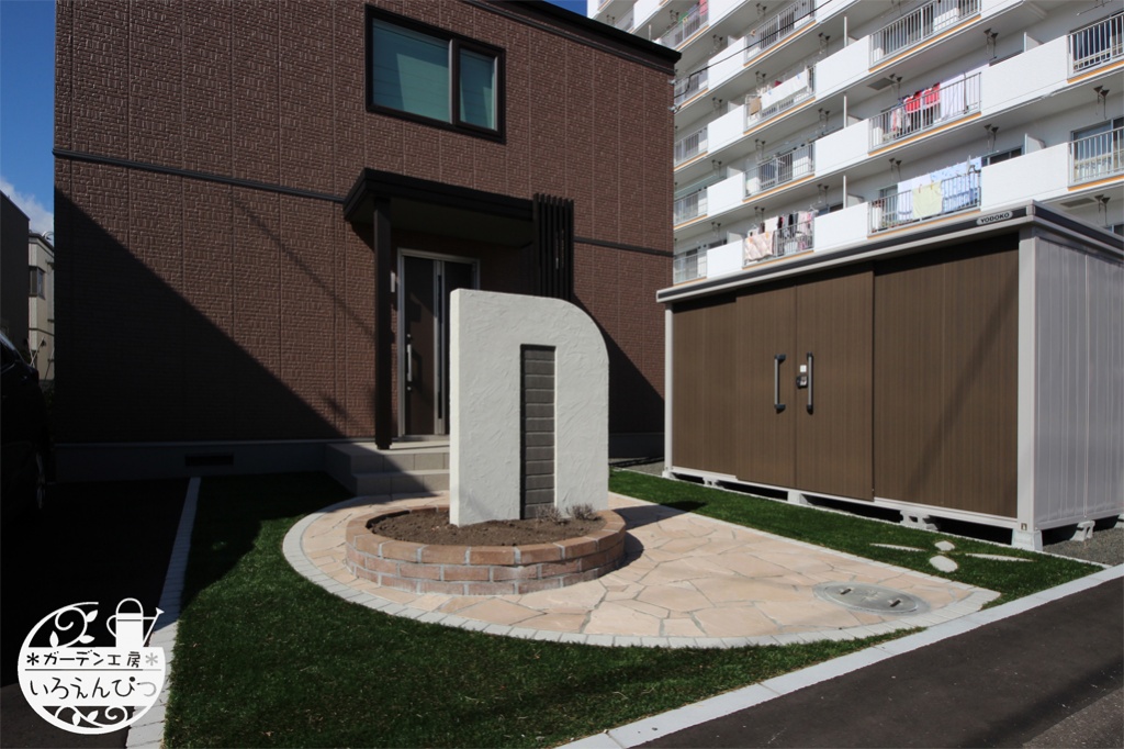 札幌市北区|自然石の乱張りアプローチと塗り壁花壇♪