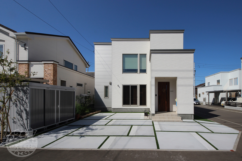 札幌市西区｜カースペース｜土間コンクリート・平板・人工芝で斬新なデザイン♪