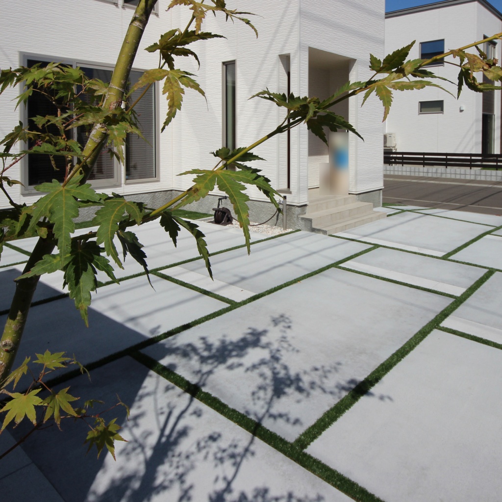 札幌市西区｜カースペース｜土間コンクリート・平板・人工芝で斬新なデザイン♪