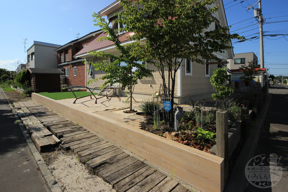 札幌市北区｜木目調のタイル塀で土留を行い、お庭全体をリガーデン